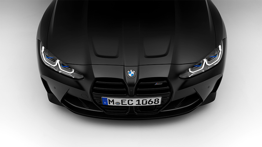 Imagine din partea frontală a BMW M4 Competition Coupé G82 2021, BMW Individual Negru Frozen staţionând, în secţiune, privit de sus