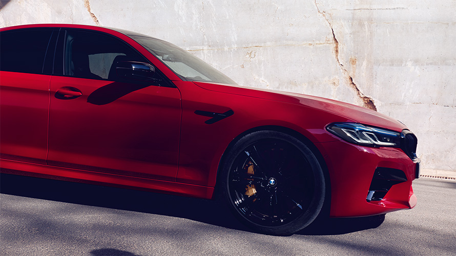 Imagine din partea laterală a BMW M5 Competition F90 2018, BMW Individual Roşu Imola, staţionând, în secţiune