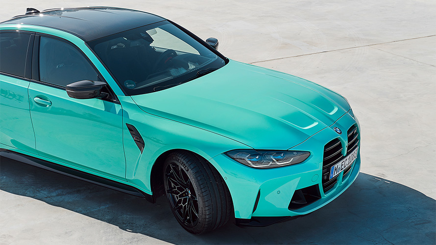 Imagine cu trei sferturi din partea laterală a BMW X6 M G06 2019, BMW Individual Gri Frozen Arctic, staţionând, în secţiune