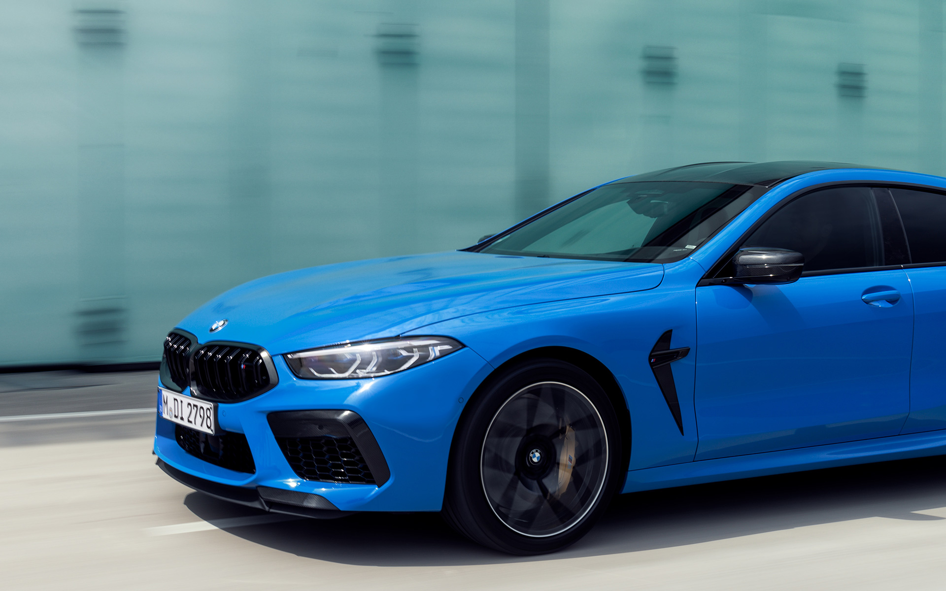 Imagine cu trei sferturi din partea laterală a BMW M8 Competition Coupé F92 2019, BMW Individual Albastru Voodoo în secţiune, rulând