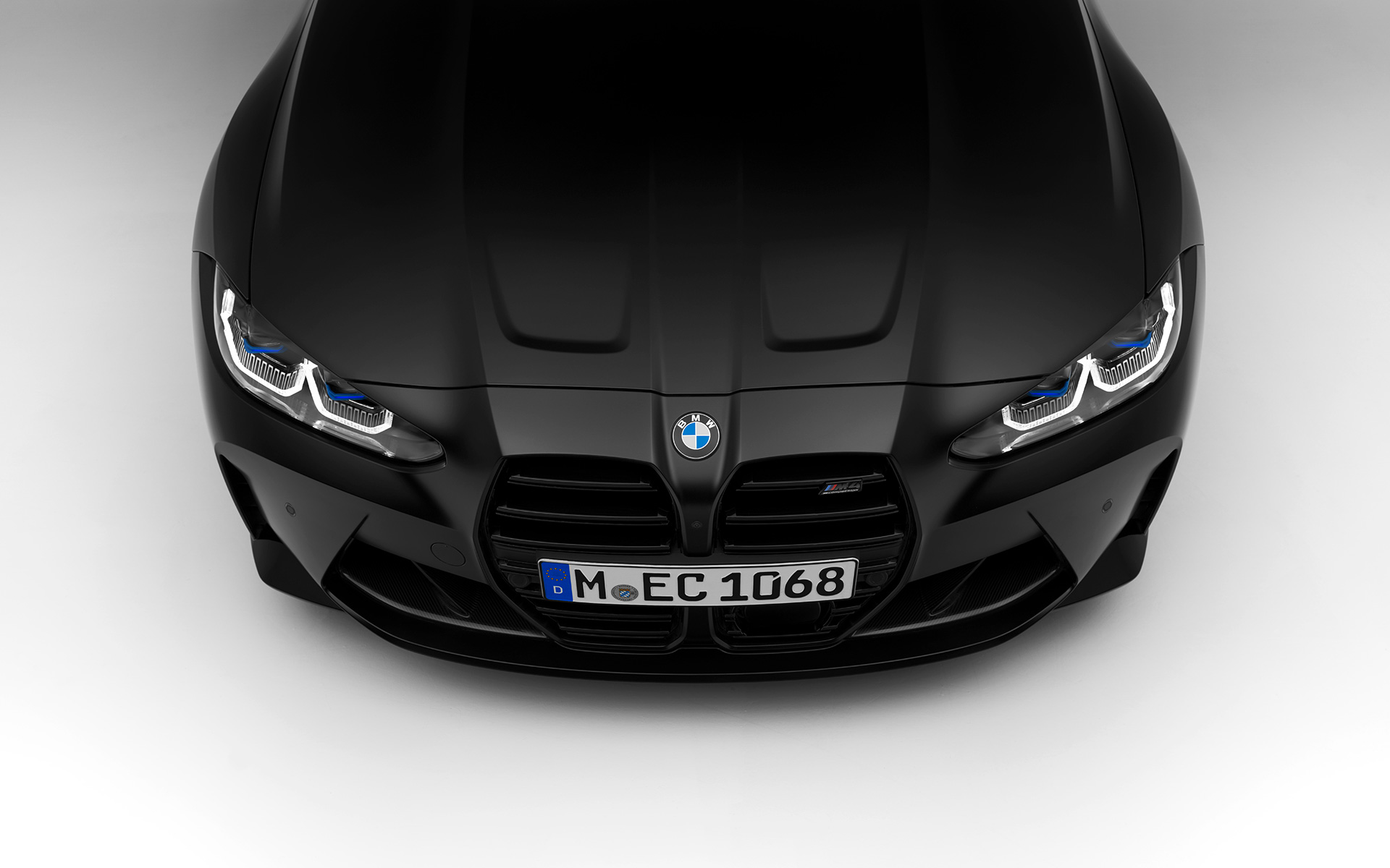 Imagine din partea frontală a BMW M4 Competition Coupé G82 2021, BMW Individual Negru Frozen staţionând, în secţiune, privit de sus