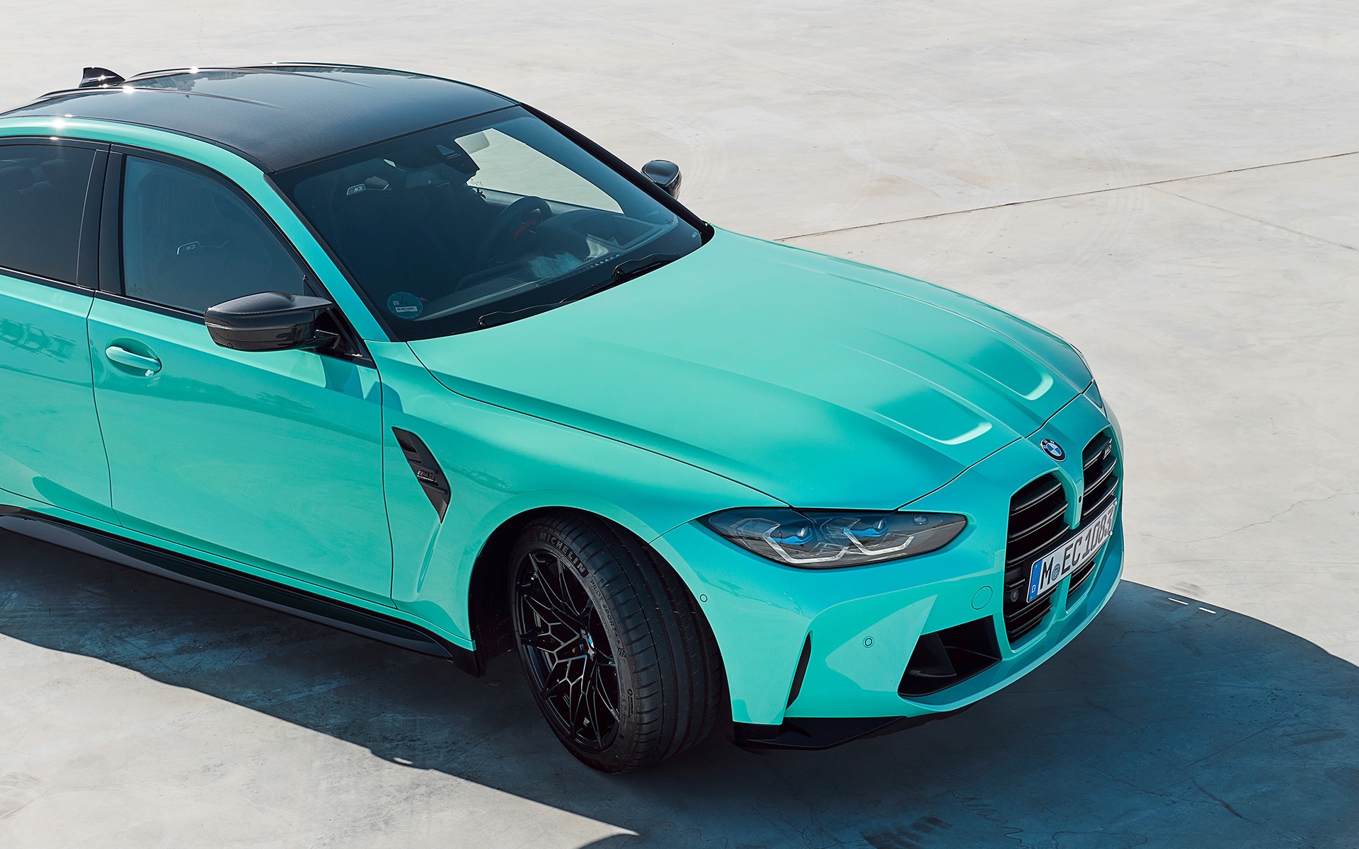 Imagine cu trei sferturi din partea laterală a BMW X6 M G06 2019, BMW Individual Gri Frozen Arctic, staţionând, în secţiune