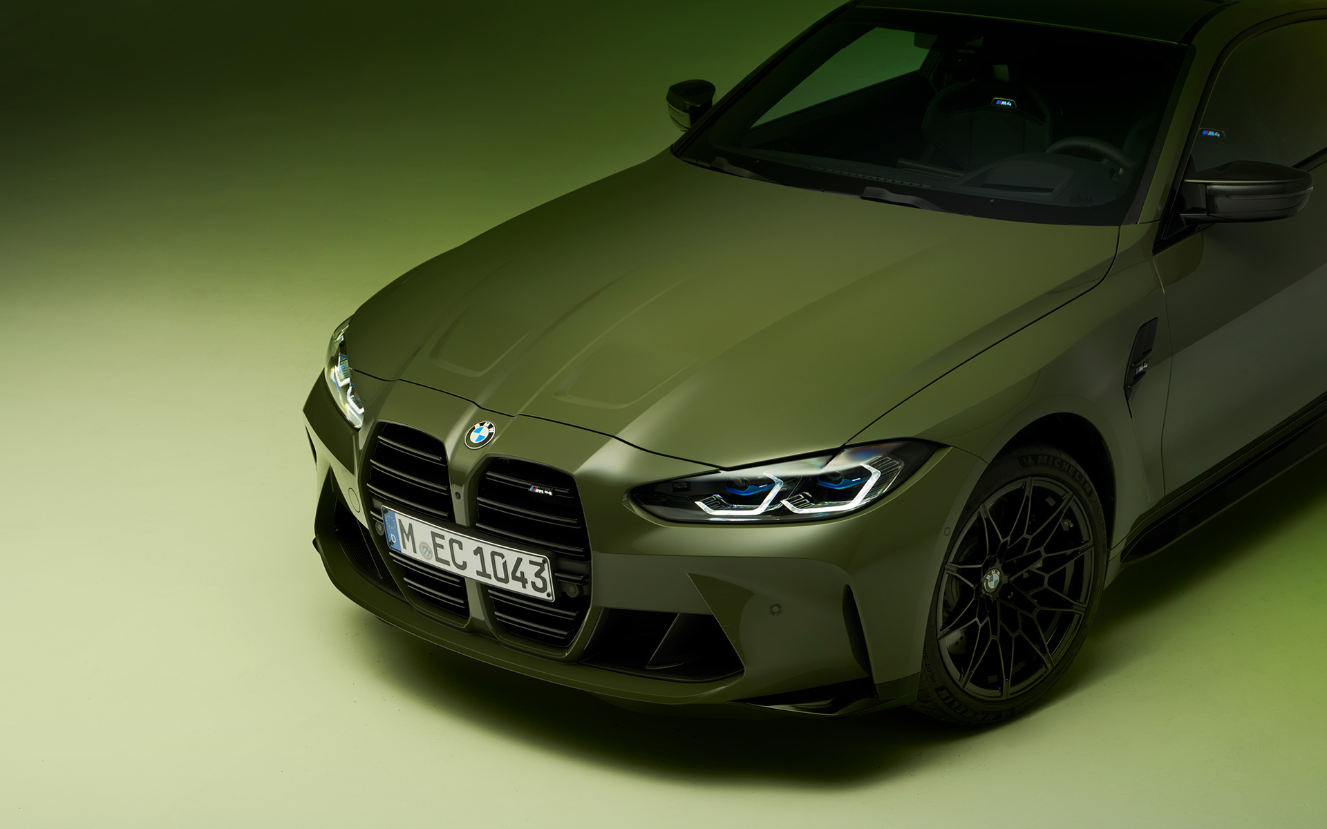 Imagine cu trei sferturi din partea frontală a BMW M4 Competition Coupé G82 2021, BMW Individual Verde Urban Imagine cu trei sferturi din partea frontală a BMW M4 Competition Coupé G82 2021, BMW Individual Verde Urban, cu perspectivă de sus, în secţiune