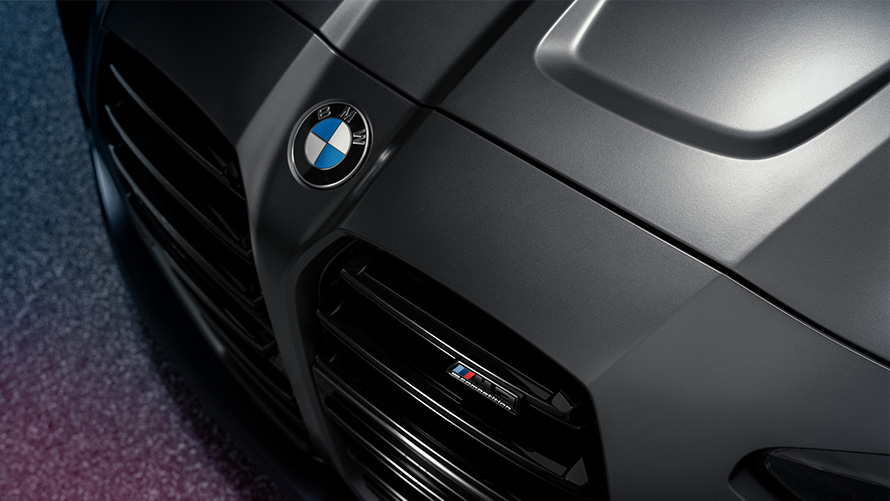 Imagine din partea frontală a BMW M4 Competition Coupé G82 2021 Gri Frozen Dark, staţionând, în secţiune, în prim plan, privit de sus Imagine din partea frontală a BMW M4 Competition Coupé G82 2021 Gri Frozen Dark Imagine staţionând, în secţiune, în prim plan, privit de sus