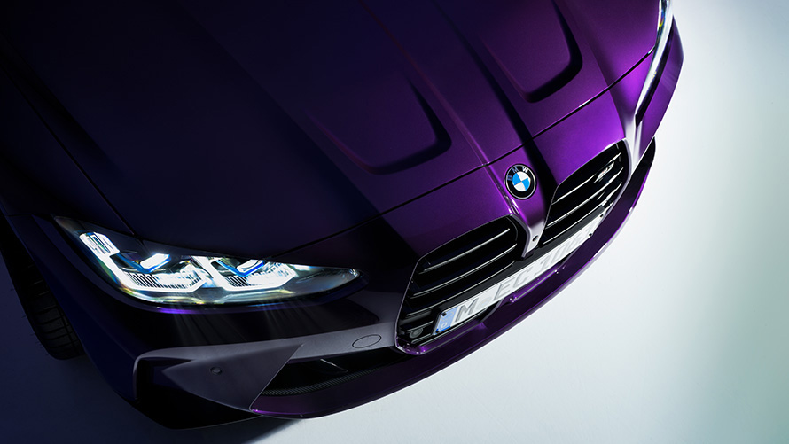 Imagine cu trei sferturi din partea frontală a BMW M4 Competition Coupé G82 2021, BMW Individual Thundernight în secţiune, în prim plan privit de susoupé Imagine cu trei sferturi din partea frontală a BMW M4 Competition Coupé G82 2021, BMW Individual Thundernight în secţiune, în prim plan privit de susoupé