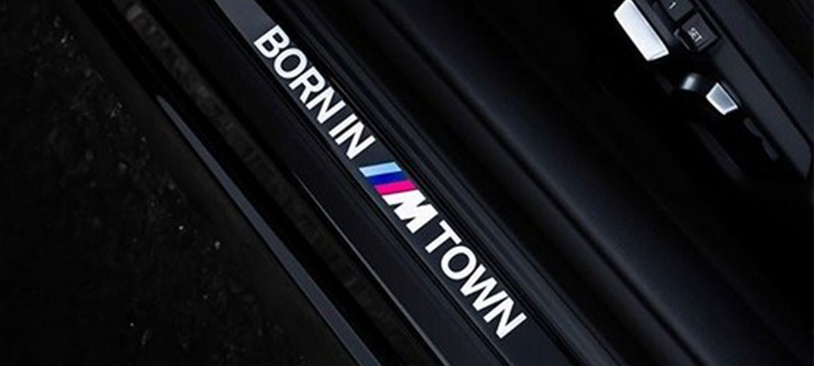 Imagine în prim plan cu pragurile portierelor BMW Individual, BMW M Town Imagine în prim plan cu pragurile portierelor BMW Individual, BMW M Town