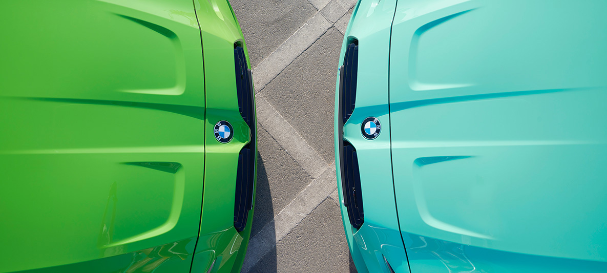 Imagine cu trei sferturi BMW M3 Sedan G80 2021, BMW Individual Verde Mantis şi faţă în faţă cu imagine BMW M3 Sedan G80 2021 BMW Individual Verde Mint tăiată, cu perspectivă de sus Imagine cu trei sferturi BMW M3 Sedan G80 2021, BMW Individual Verde Mantis şi faţă în faţă cu imagine BMW M3 Sedan G80 2021, BMW Individual Verde Mint tăiată în prim plan, cu perspectivă de sus