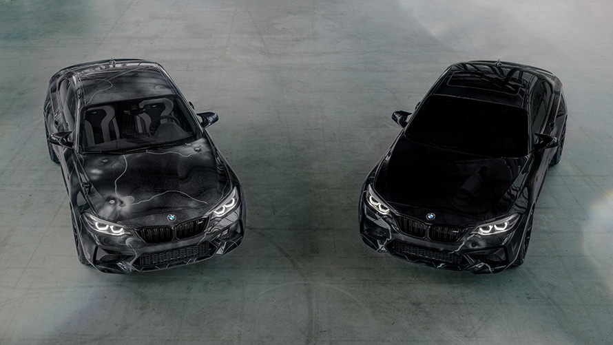 Imagine de sus cu două modele ale Ediţiei BMW M2 proiectată FUTURA 2000 F87 2020 în formaţie V pe suprafaţă gri