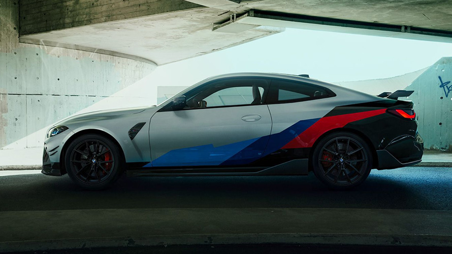 Imagine din partea laterală a BMW M4 CS G82 2021 cu accesoriile M Performance