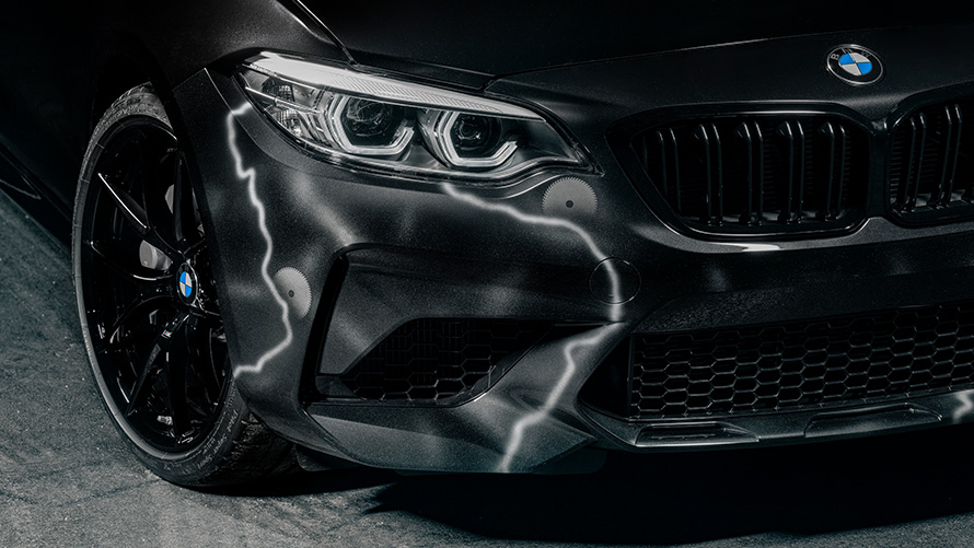 Imagine cu trei sferturi din partea frontală a Ediţiei BMW M2 proiectată de FUTURA 2000 F87 2020, BMW Individual Negru Frozen, spoiler faţă pictat manual, prim plan