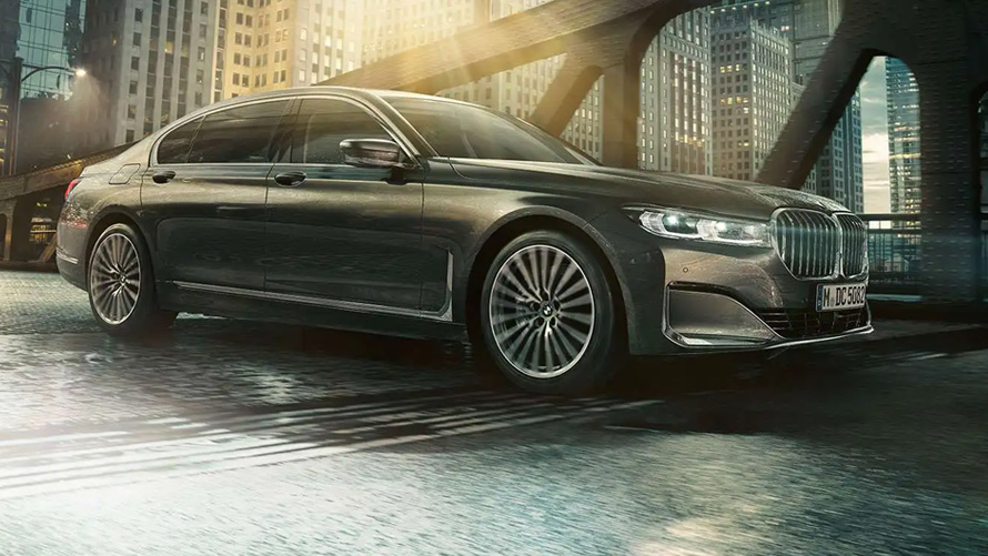 Imagine cu trei sferturi din partea laterală a BMW M760Li xDrive Sedan G11 G12 2019, Argintiu Frozen Dark, în peisaj urban