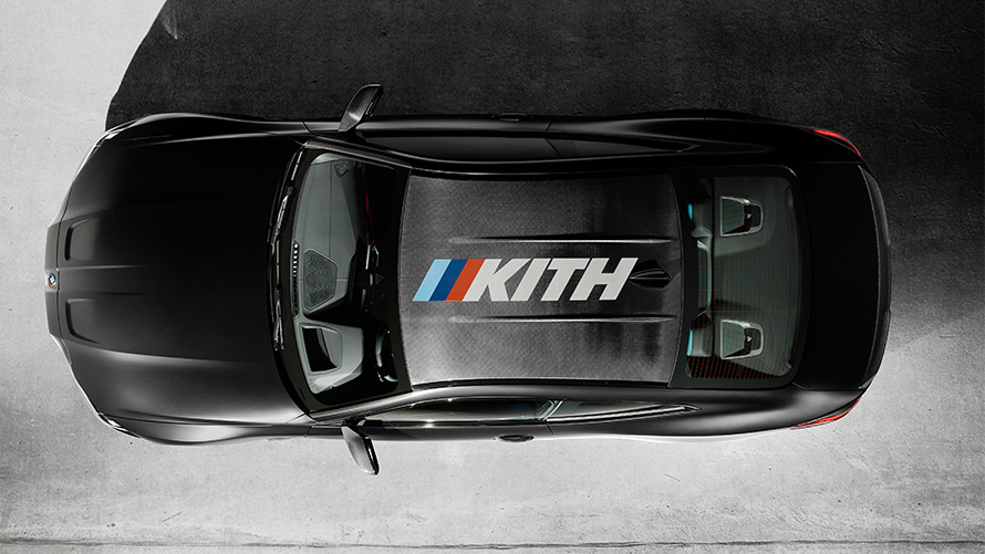 Imagine de sus a BMW M4 Competition Ediţia x KITH G82 2020, BMW Individual, Negru Frozen, pe fundal gri