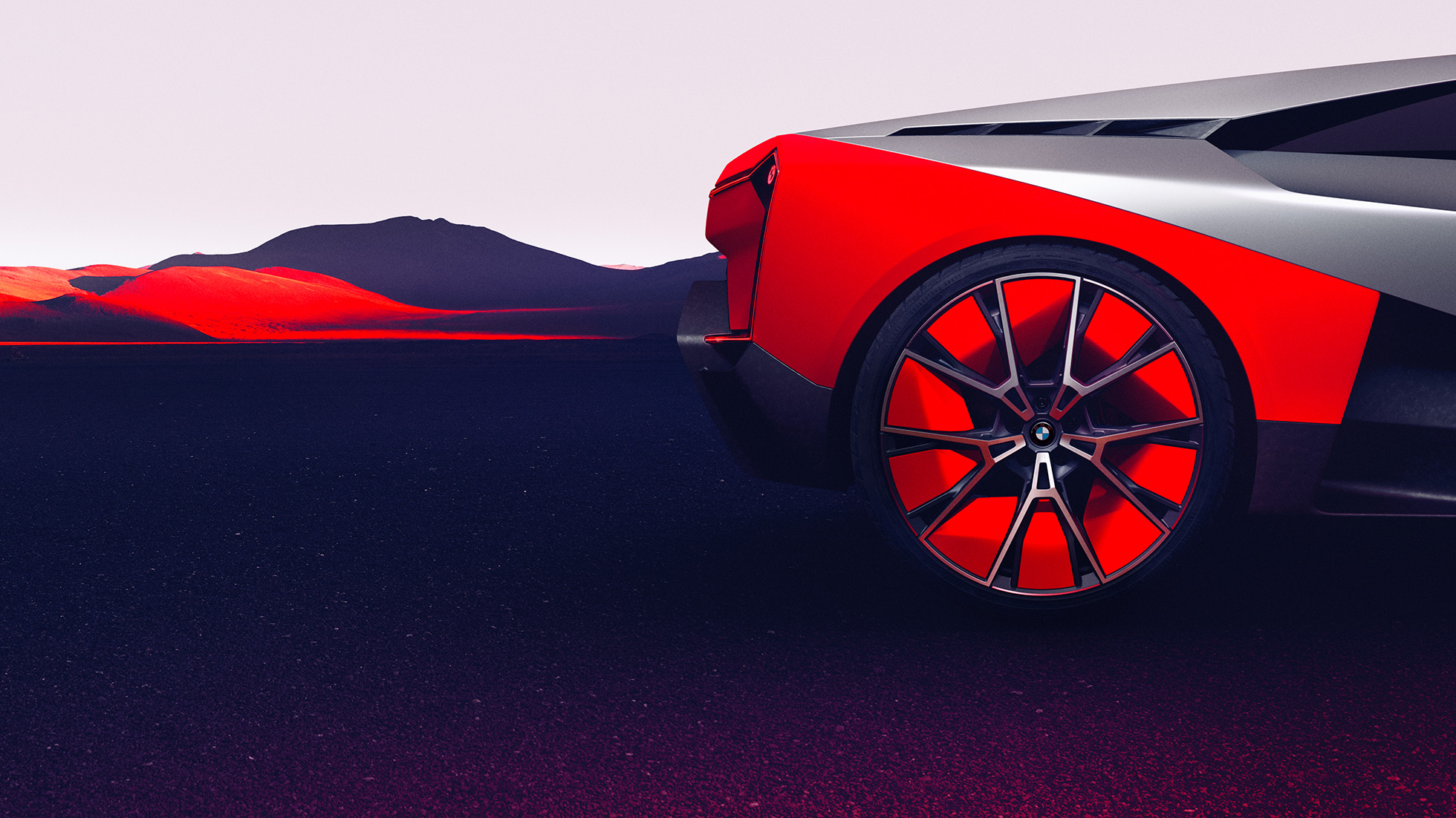 Imagine din lateral cu BMW Vision M NEXT Imagine din lateral cu jantele unui model BMW Vision M NEXT, staţionând