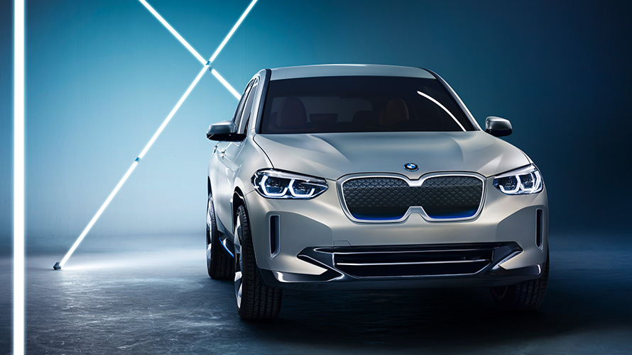 Imagine din studio cu BMW Concept iX3 Imagine din studio cu trei sferturi din partea frontală a BMW Concept iX3