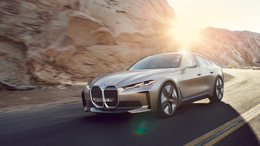 BMW Concept i4 în zăpadă Imagine cu trei sferturi din partea frontală a BMW Concept i4 în zăpadă