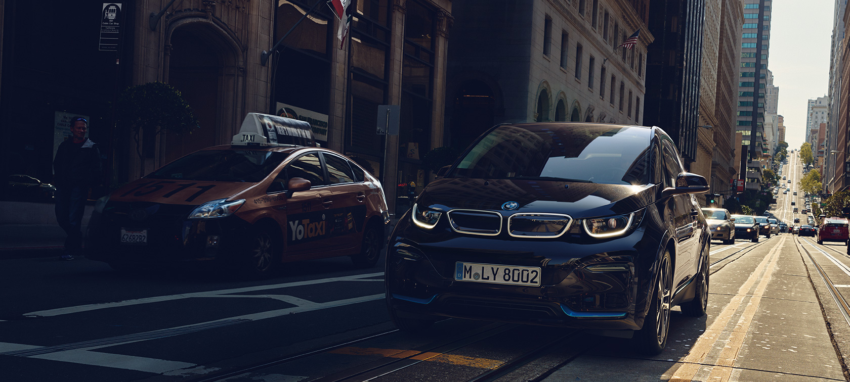 BMW i3 pe şosea Imagine cu trei sferturi din partea frontală a BMW i3 pe şosea