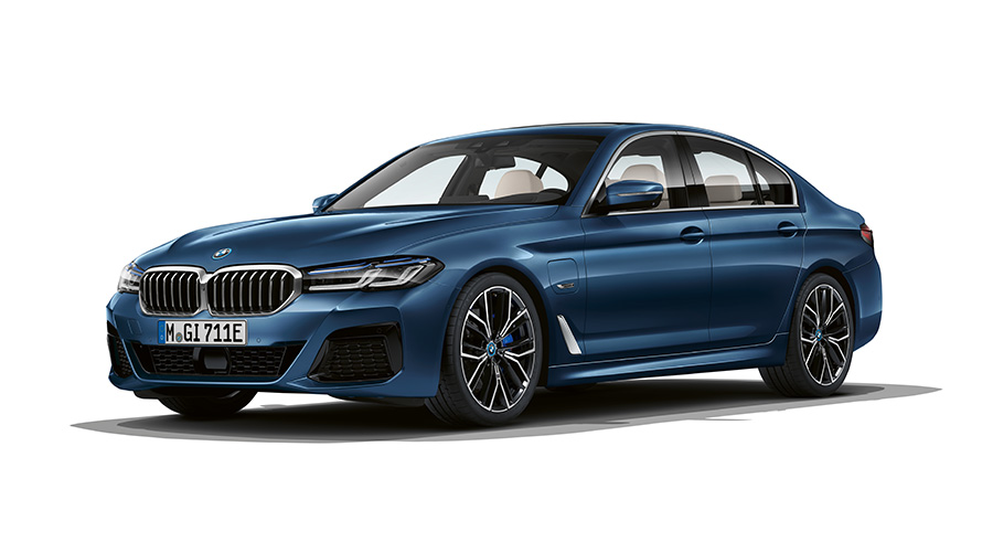 Imagine cu trei sferturi din partea frontală a BMW Seria 5 Sedan Plug-in Hybrid Imagine din studio cu trei sferturi din partea frontală a BMW Seria 5 Sedan Plug-in Hybrid