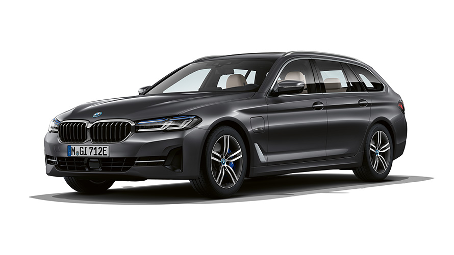 Imagine cu trei sferturi din partea frontală a BMW Seria 5 Touring Plug-in Hybrid Imagine din studio cu trei sferturi din partea frontală a BMW Seria 5 Touring Plug-in Hybrid