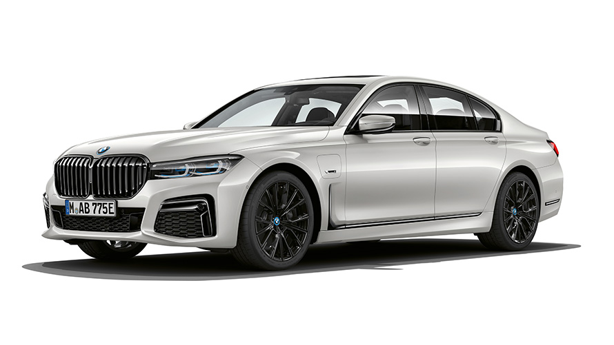 Imagine cu trei sferturi din partea frontală a BMW 745e Sedan PHEV Imagine din studio cu trei sferturi din partea frontală a BMW 745e Sedan PHEV