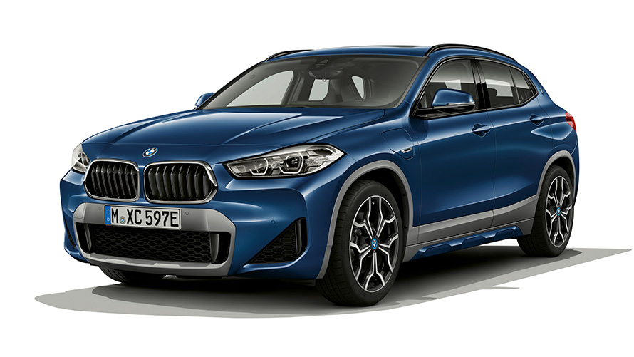 Imagine cu trei sferturi din partea frontală a BMW X2 xDrive25e PHEV Imagine din studio cu trei sferturi din partea frontală a BMW X2 xDrive25e PHEV