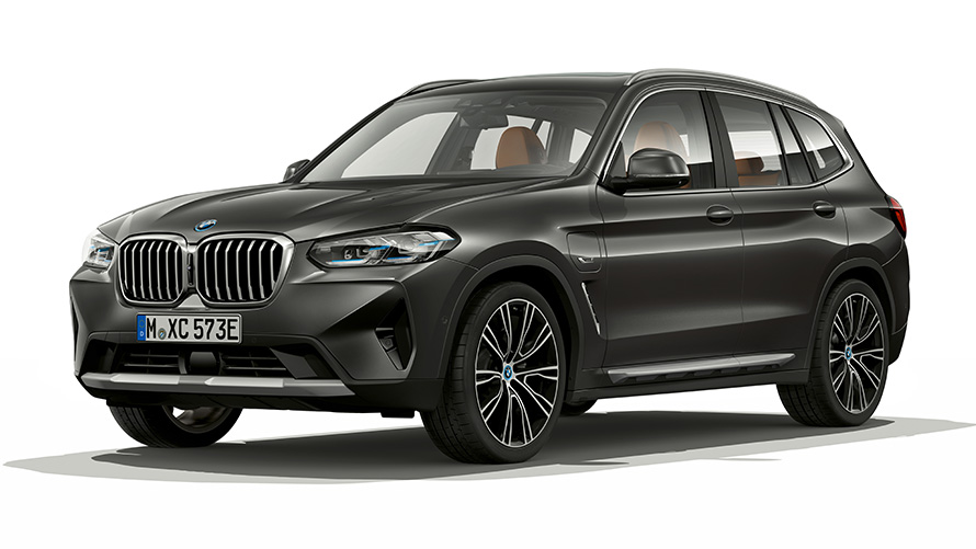 Imagine cu trei sferturi din partea frontală a BMW X3 xDrive30e PHEV Imagine din studio cu trei sferturi din partea frontală a BMW X3 xDrive30e PHEV