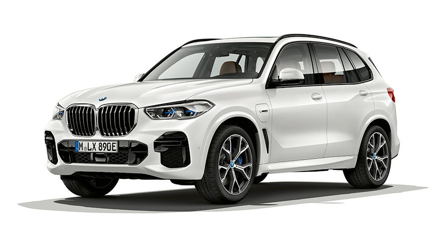 Imagine cu trei sferturi din partea frontală a BMW X5 xDrive45e PHEV Imagine din studio cu trei sferturi din partea frontală a BMW X5 xDrive45e PHEV