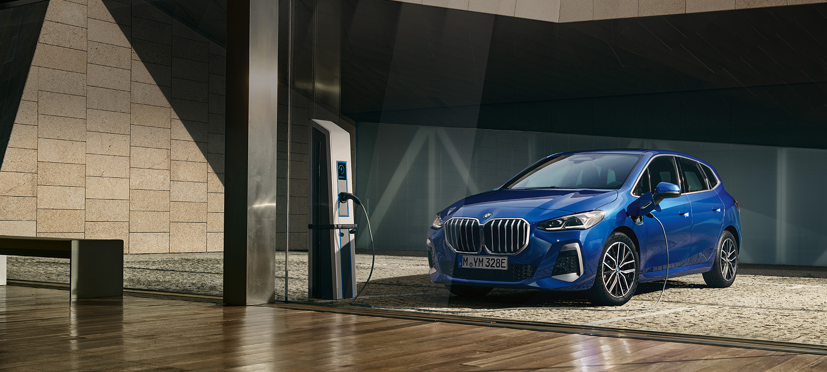 BMW Seria 2 Active Tourer 230e plug-in hybrid U06 la o staţie de încărcare E-mobilitate BMW BMW Seria 2 Active Tourer 230e plug-in hybrid U06 la o staţie de încărcare