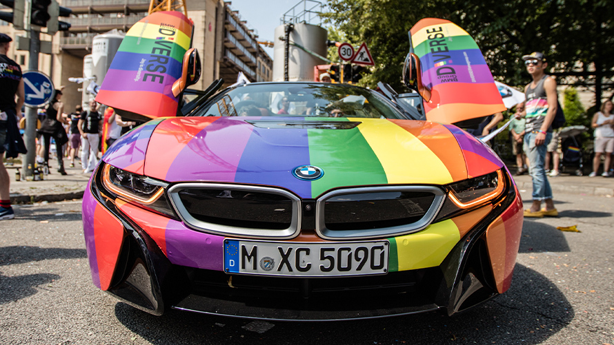 Diversitate, Sustenabilitate BMW Sustenabilitate BMW Diversitate automobil BMW imagine din partea frontală în culorile curcubeului cu uşi cu deschidere verticală