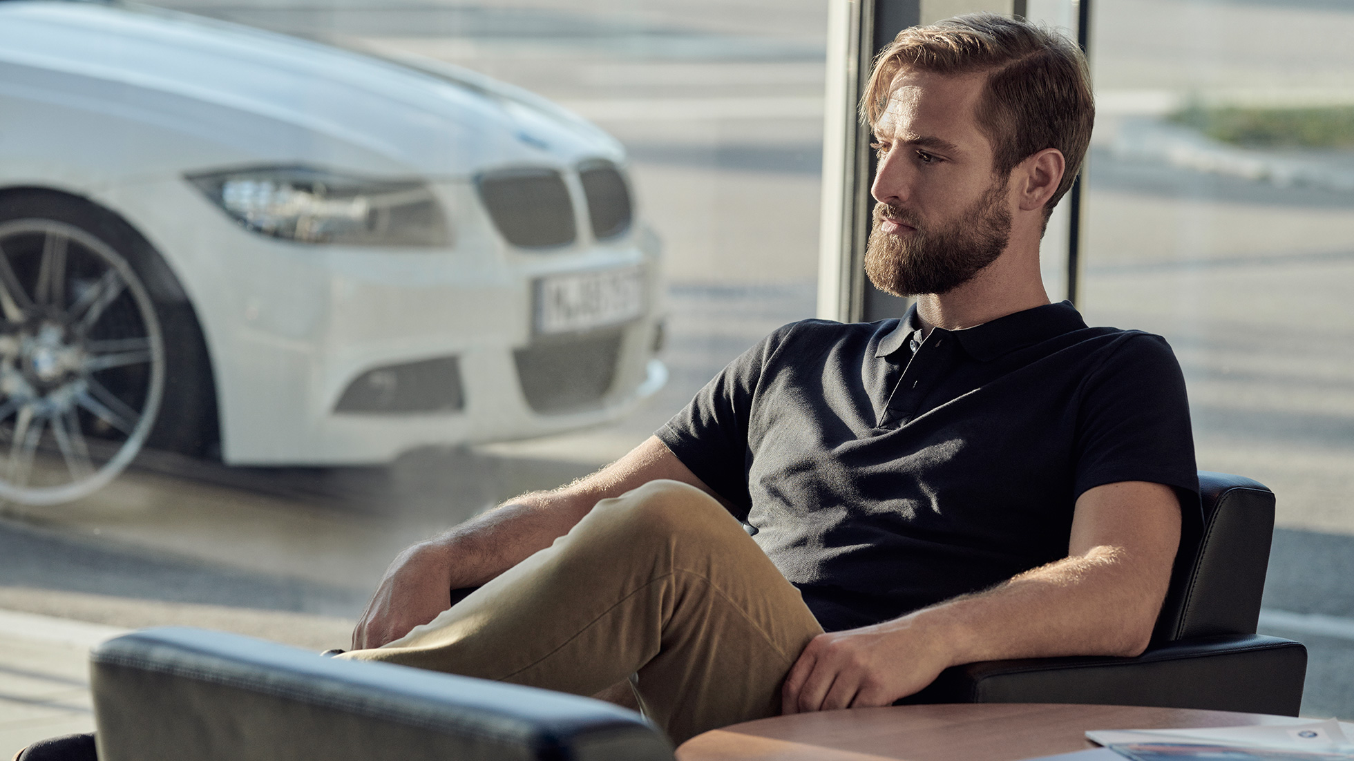 BMW Service BMW Service Inclusive BMW Service BMW Service Inclusive bărbat stând relaxat la un partener BMW