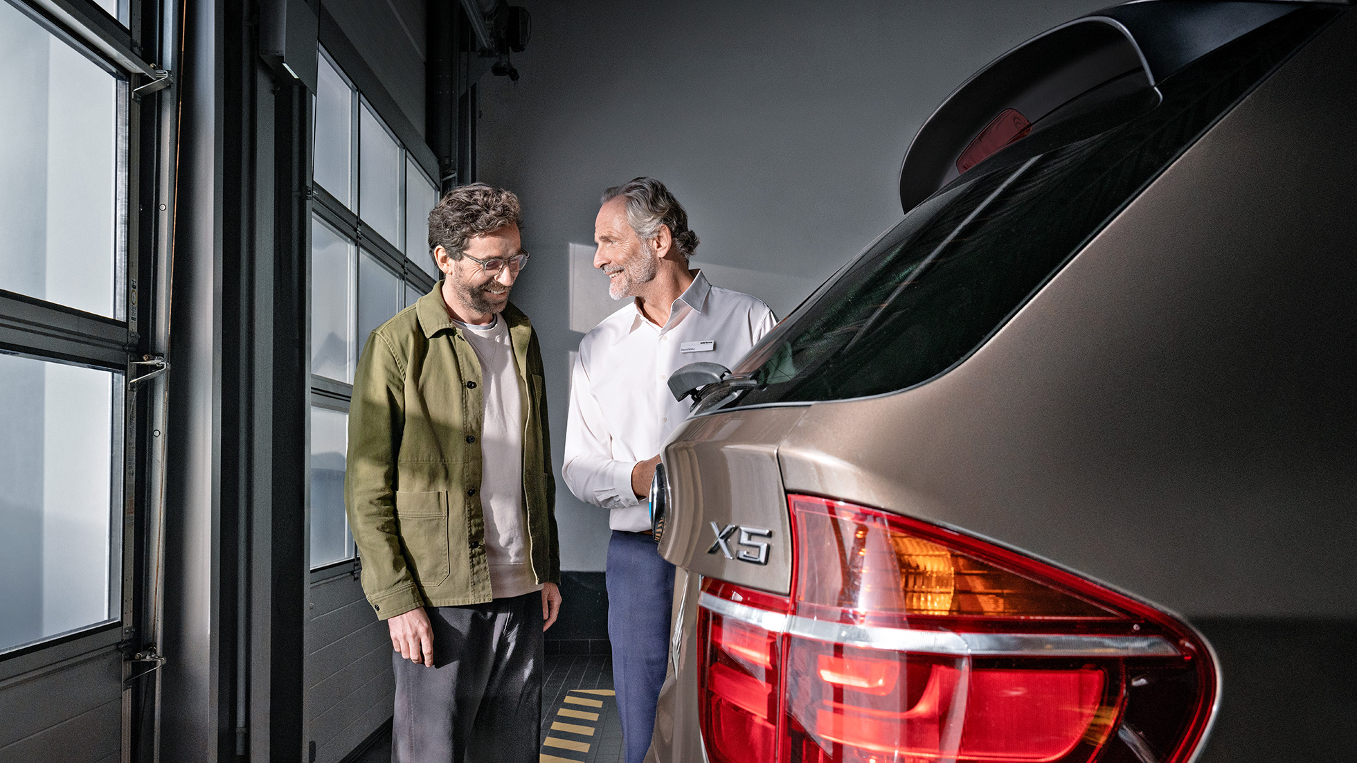 BMW Service BMW Service 5+ BMW Service BMW Service 5+ bărbat la un partener BMW