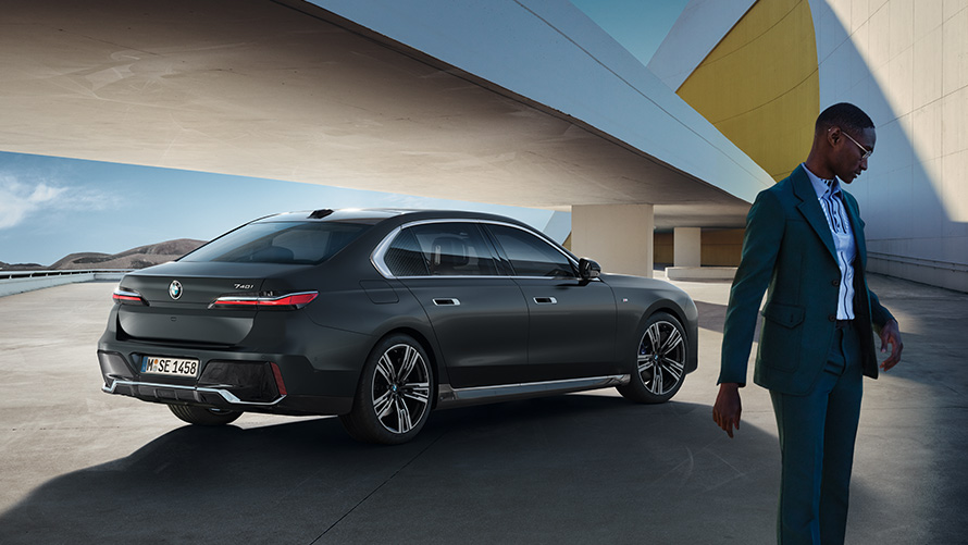 Beneficiile BMW Diplomatic Sales pentru diplomați Bărbat în fața automobilului său diplomatic BMW