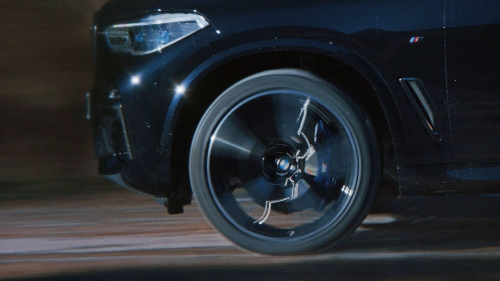 Imagine cu jantă BMW M cu apărătoare, în timp ce rulează Imagine cu jantă BMW M cu apărătoare, în timp ce rulează