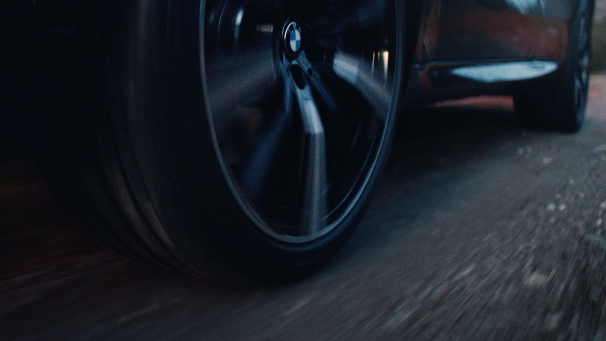 Janta BMW cu logo BMW, în timp ce rulează Janta BMW cu logo BMW, în timp ce rulează