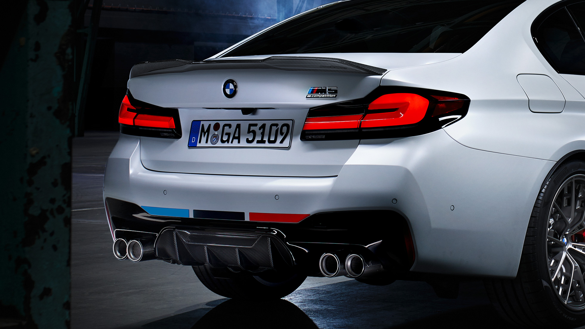 Imagine cu trei sferturi din partea spate a BMW M5 Imagine cu trei sferturi din partea spate a BMW M5, cu accesorii BMW M Performance