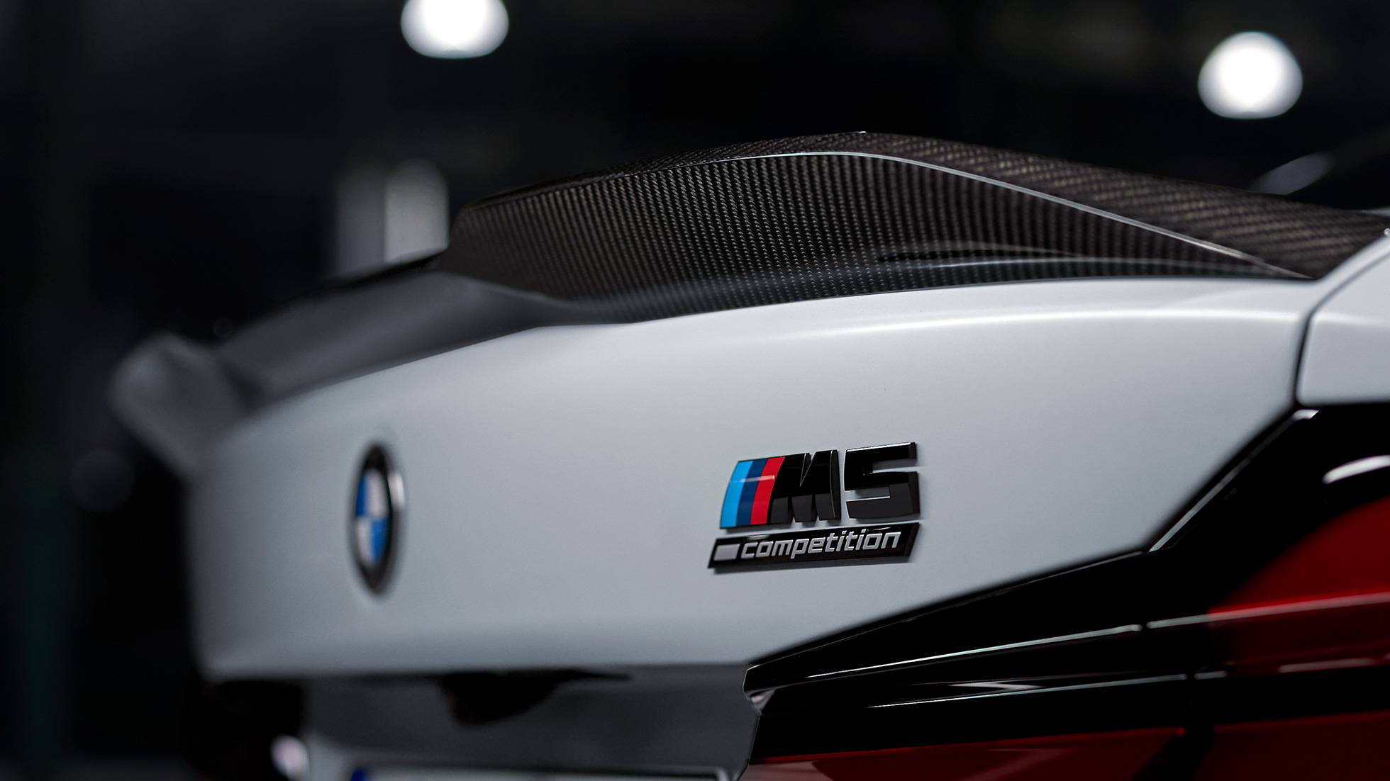 Imagine în prim plan cu spoilerul spate BMW M Performance Pro din fibră de carbon Imagine în prim plan cu spoilerul spate M Performance Pro din fibră de carbon, cu accesorii BMW M Performance