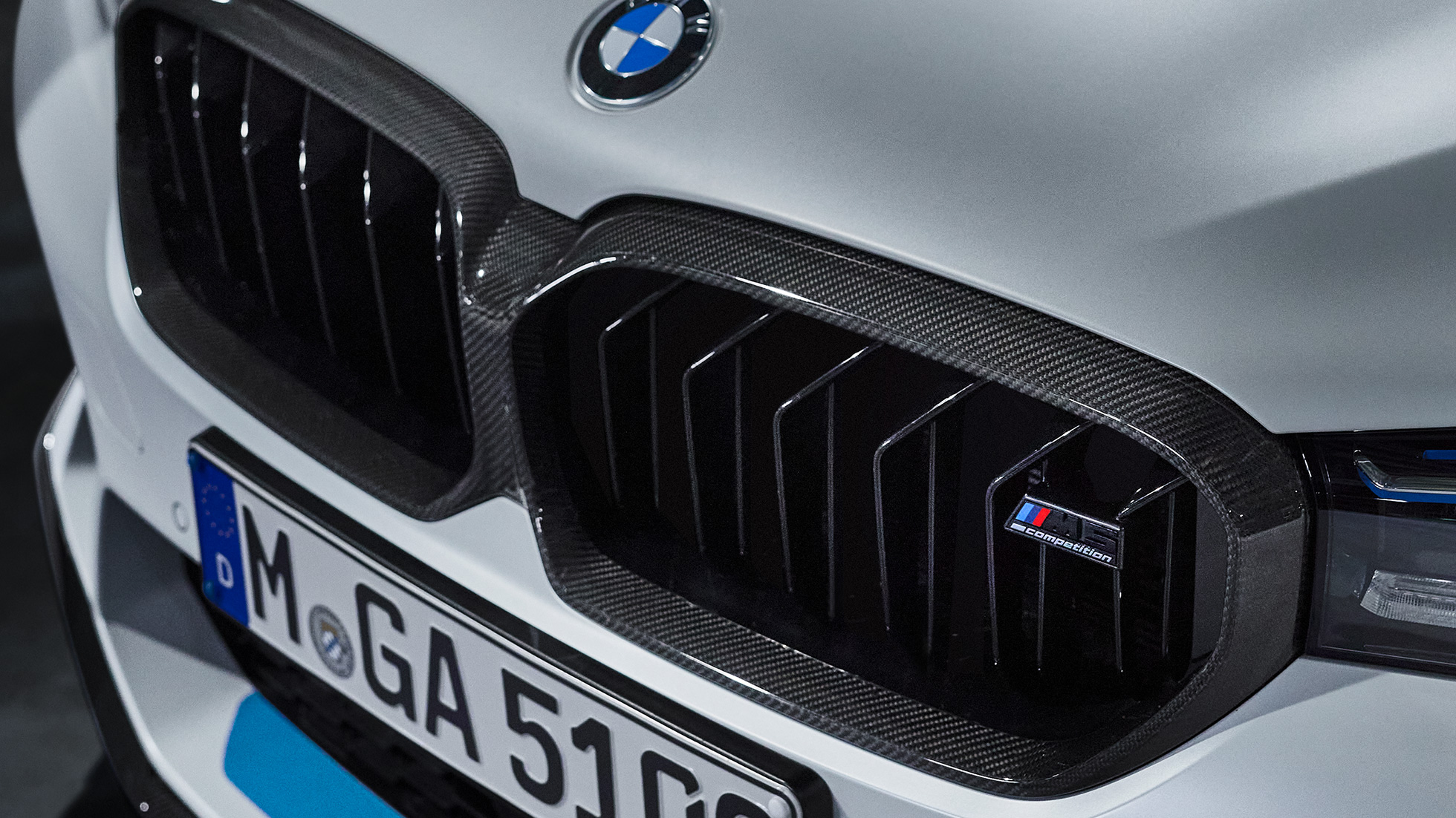 Imagine în prim plan cu grila frontală BMW M Performance din fibră de carbon Imagine în prim plan cu grila frontală M Performance din fibră de carbon, cu accesorii BMW M Performance