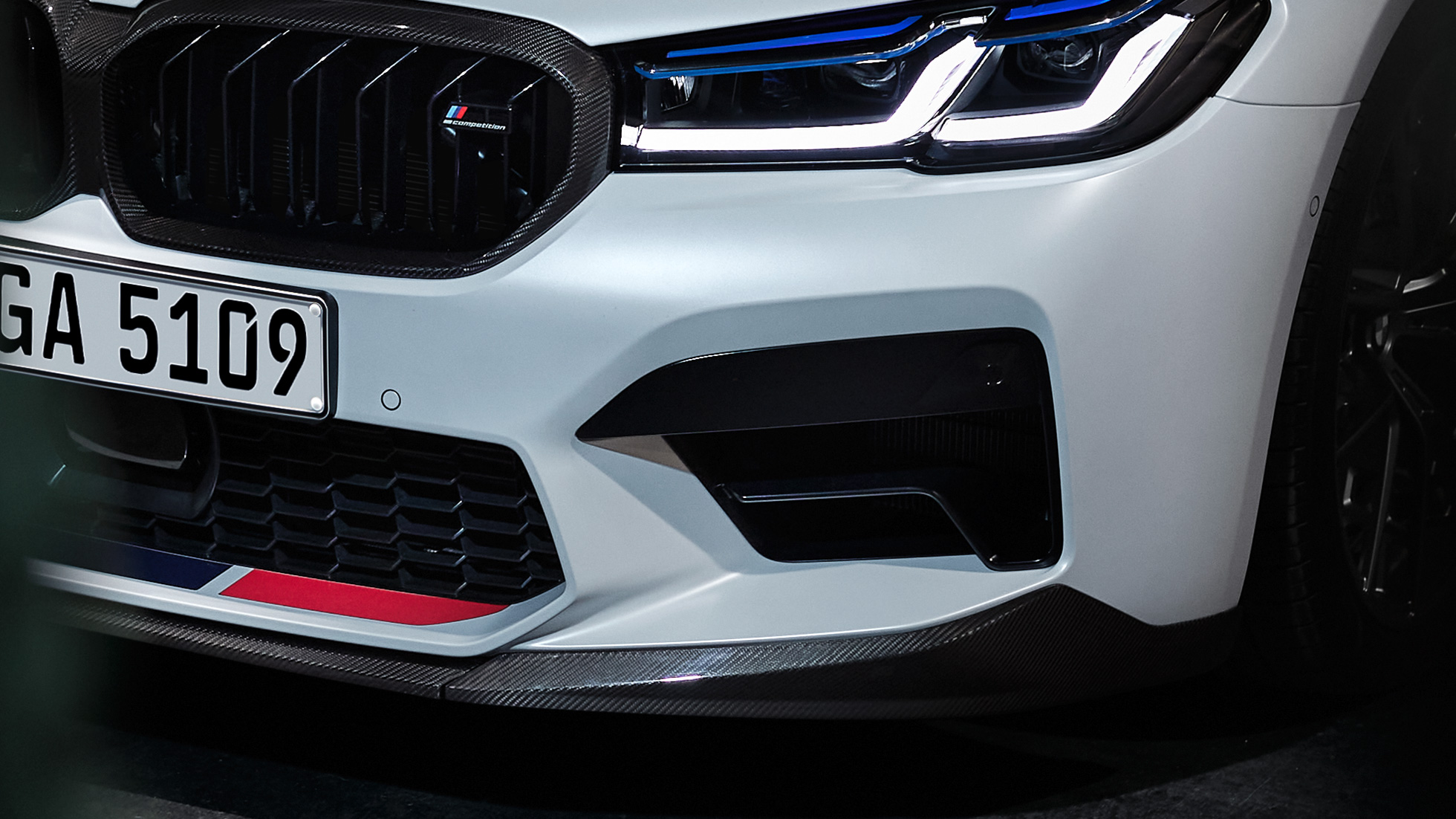 Imagine în prim plan cu splitter-ul frontal BMW M Performance din fibră de carbon Imagine în prim plan cu splitter-ul frontal M Performance din fibră de carbon, cu accesorii BMW M Performance