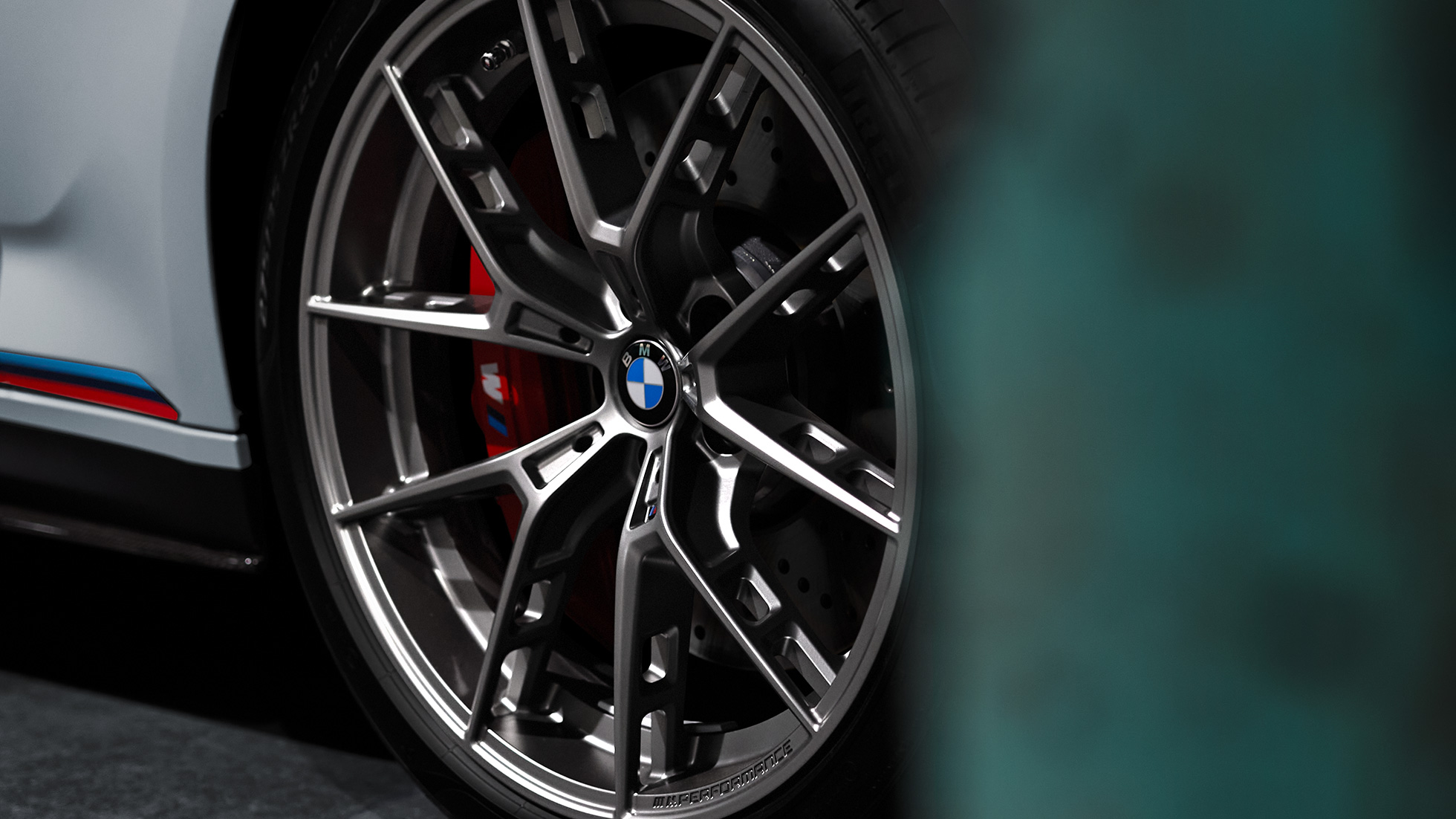 Imagine în prim plan cu jantele M Performance forjate Y-spoke de 20”, tip 863 M, Gri Ferric mat Imagine în prim plan cu jantele M Performance forjate Y-spoke de 20”, tip 863 M, Gri Ferric mat, cu accesorii BMW M Performance