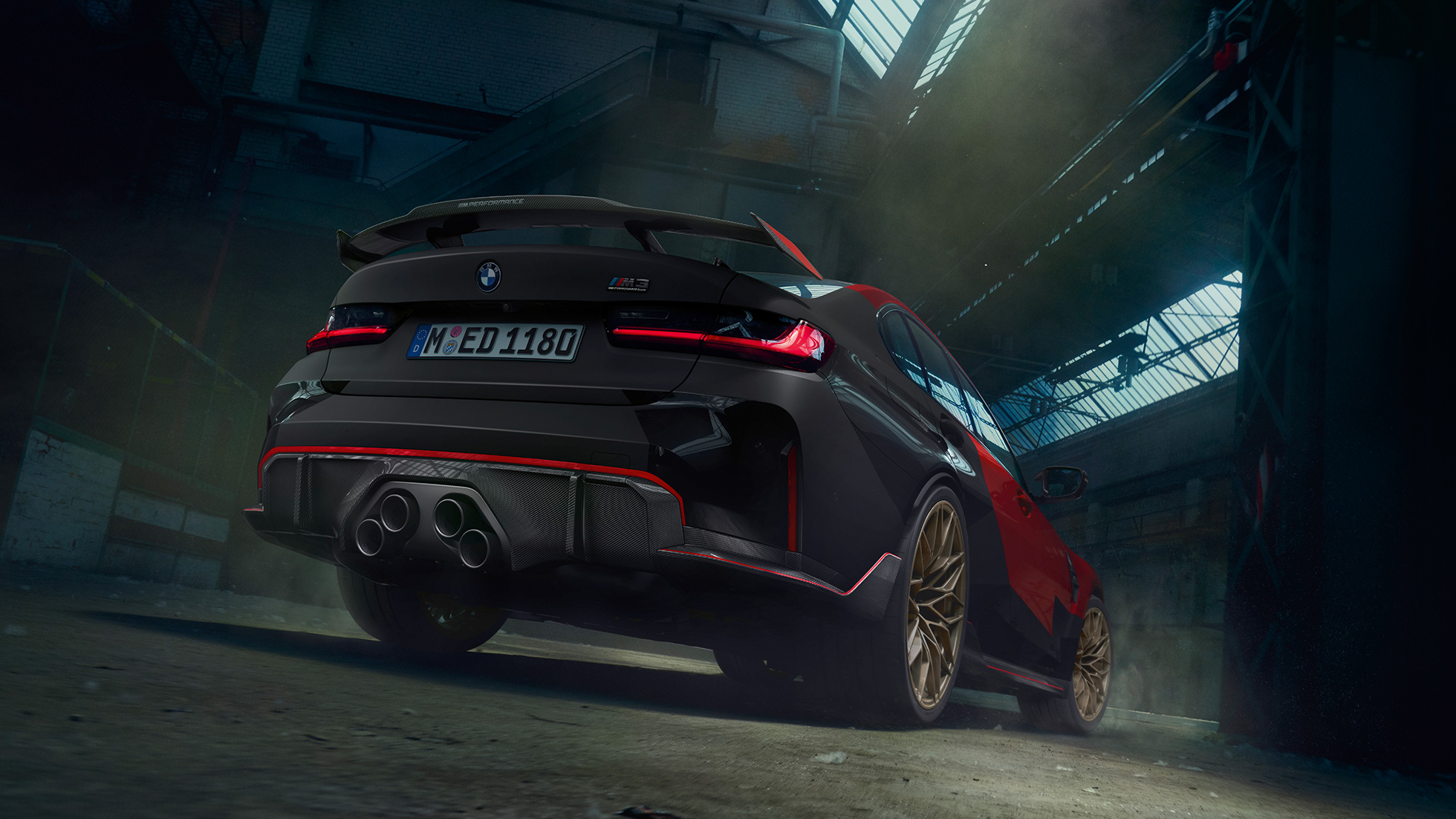 Imagine cu trei sferturi din partea spate a BMW M3 G80 Imagine cu trei sferturi din partea spate a BMW M3 G80, cu accesorii BMW M Performance
