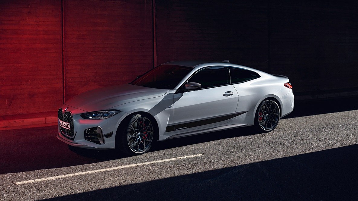 BMW Seria 4 Coupé, G22, cu accesorii BMW M Performance Imagine cu trei sferturi din partea frontală a BMW Seria 4 Coupé, G22, cu accesorii BMW M Performance
