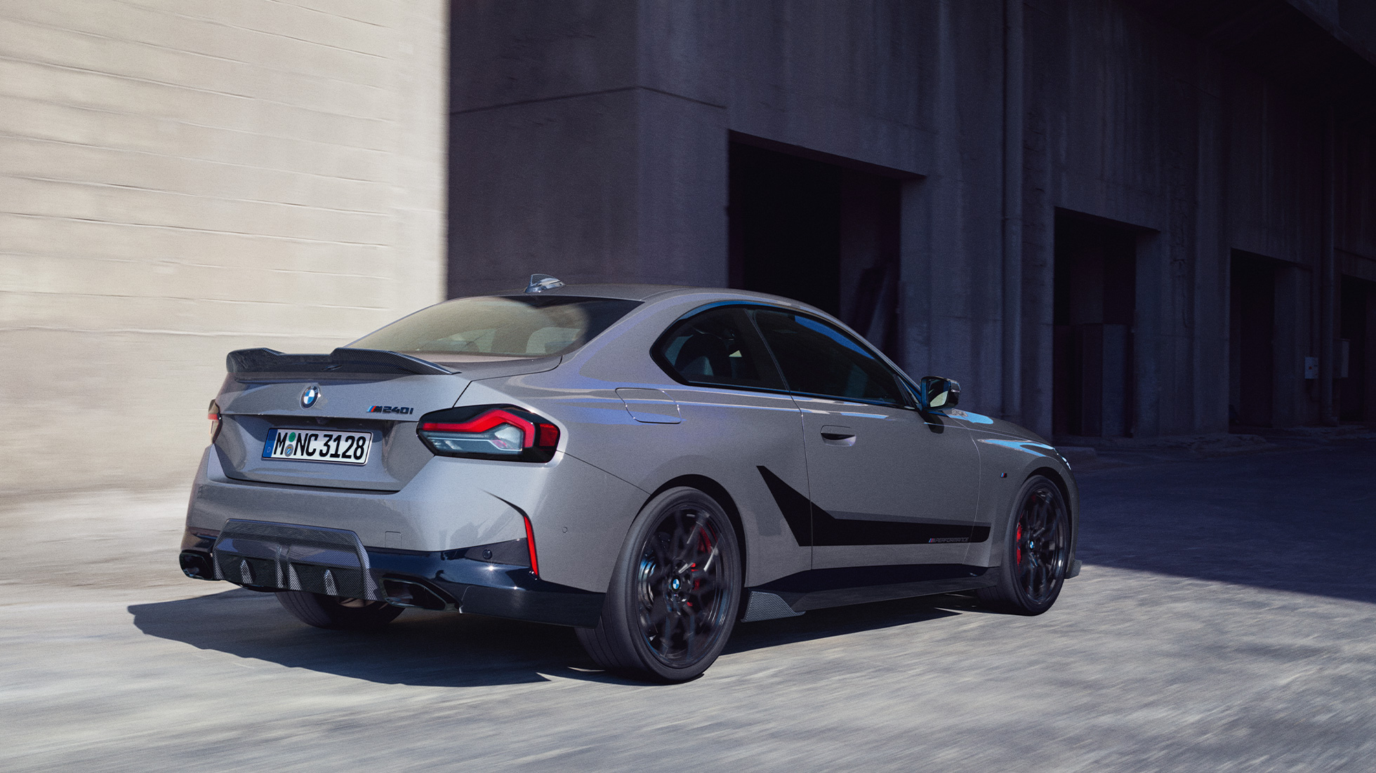 Imagine cu trei sferturi din partea din spate a BMW Seria 2 Coupé; G42 Imagine cu trei sferturi din partea din spate a BMW Seria 2 Coupé; G42, cu accesorii BMW M Performance