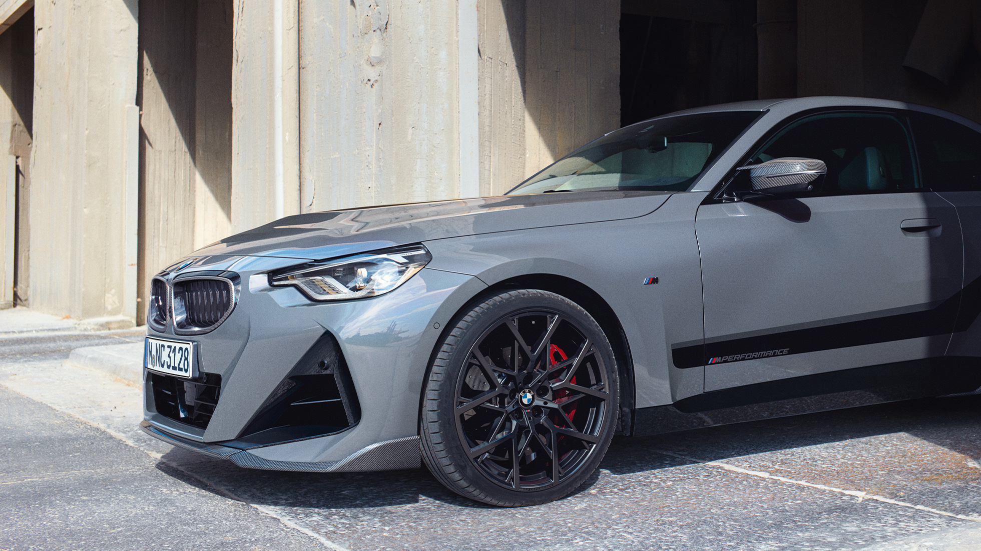 Imagine în prim plan cu trei sferturi din partea laterală a BMW Seria 2 Coupé; G42 Imagine în prim plan cu trei sferturi din partea laterală a BMW Seria 2 Coupé; G42, cu accesorii BMW M Performance