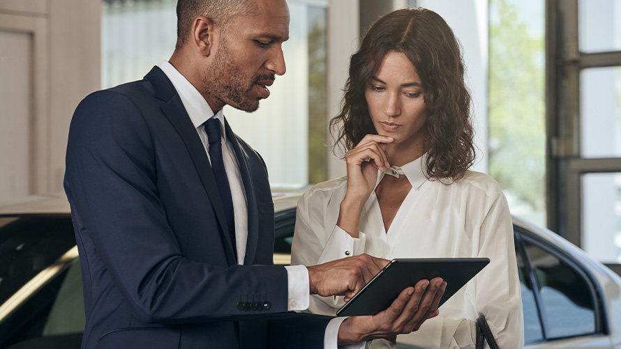 Accesorii BMW M Performance angajat BMW oferă consultanţă unui client Accesorii BMW M Performance angajat BMW oferă consultanţă unui client