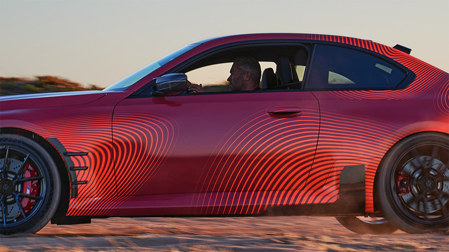 BMW M2 Coupé G87 Accesorii BMW M Performance imagine cu trei sferturi din partea laterală în deplasare