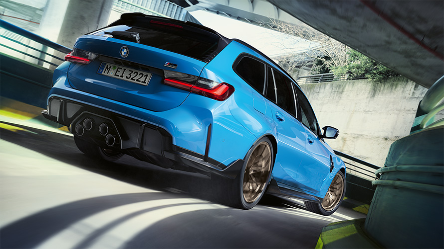 BMW M3 Touring G81 Accesorii BMW M Performance imagine cu trei sferturi din partea din spate în deplasare