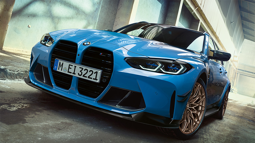 BMW M3 Touring G81 Accesorii BMW M Performance imagine cu trei sferturi din partea frontală în deplasare