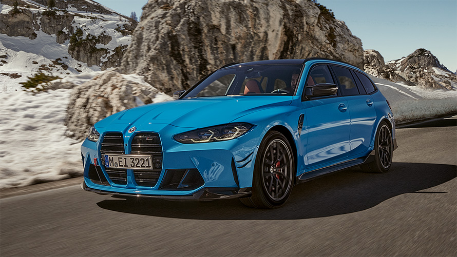 BMW M3 Touring G81 Accesorii BMW M Performance imagine cu trei sferturi din partea frontală în deplasare într-un peisaj montan