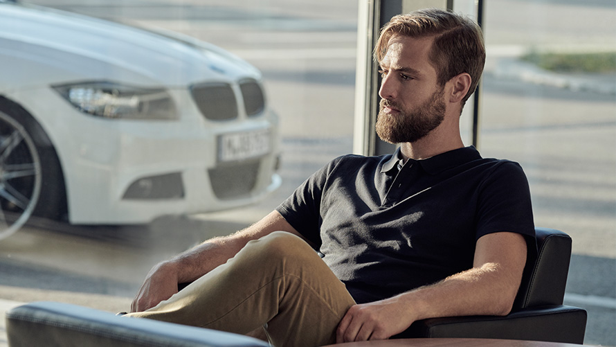 BMW Service Inclusive Client care aşteaptă rezolvarea formalităţilor pachetului BMW Service Inclusive într-o cenrtu de service BMW