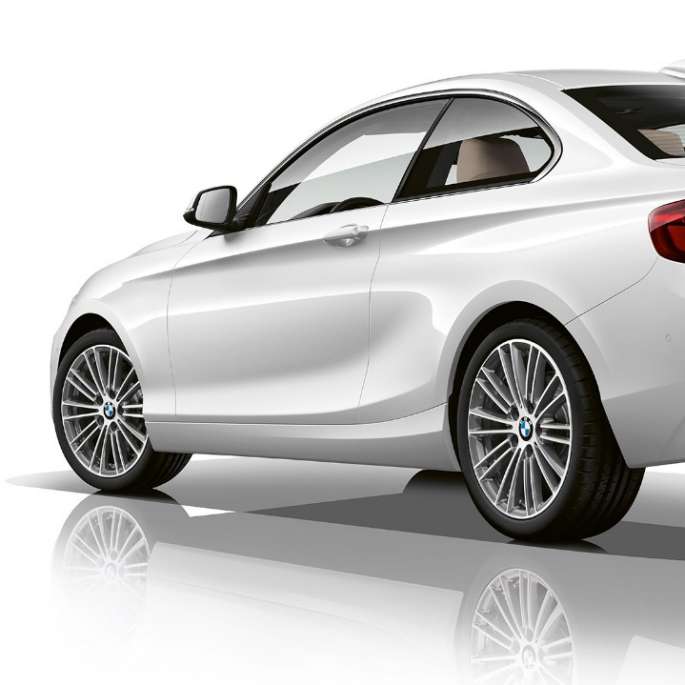 Imagine cu trei sferturi din partea spate a BMW Seria 2 Coupé, Model Luxury Line Imagine cu trei sferturi din partea spate a BMW Seria 2 Coupé, Model Luxury Line