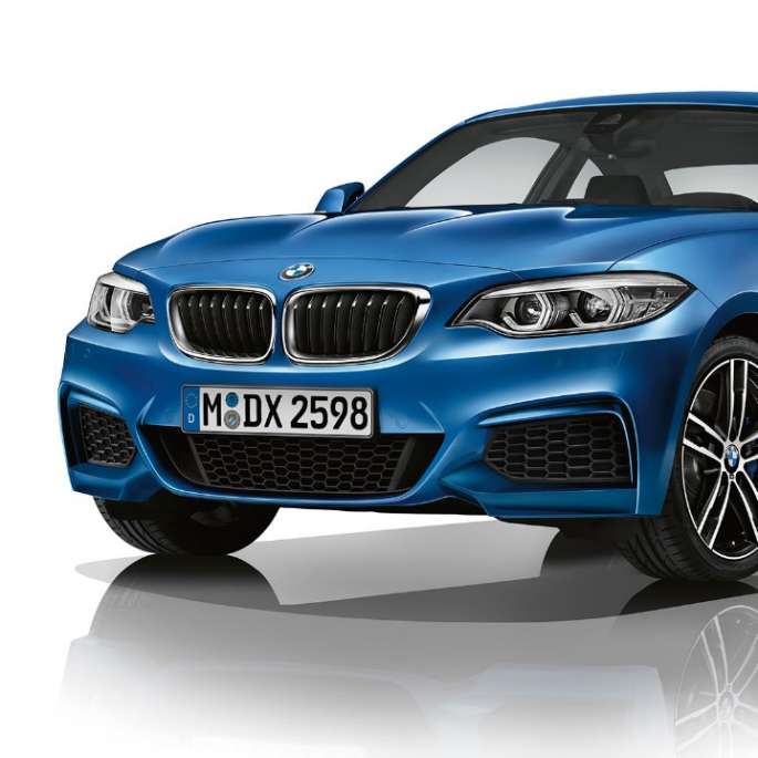 Imagine cu trei sferturi din partea frontală a BMW Seria 2 Coupé, Model M Sport Imagine cu trei sferturi din partea frontală a BMW Seria 2 Coupé, Model M Sport